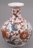 Nagyméretű kínai virágmintás váza, kézzel festett, jelzett, kopásnyomokkal, m: 25 cm