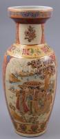 Díszes, jelenetes kínai váza, kézzel festett, jelzés nélkül, kopásnyomokkal, m: 25 cm