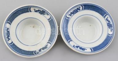 2 db kínai porcelán teáscsésze aljjal és fedéllel, kézzel festettek, jelzettek, kisebb kopásnyomokka...
