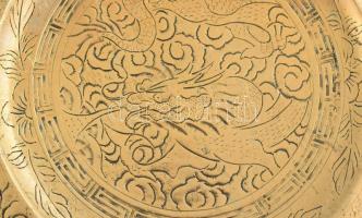 Kínai réz dísztál sárkányos mintával, jelzett, kis kopásnyomokkal, d: 30,5 cm