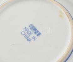 2 db kék mintás kínai porcelán tányér, kézzel festettek, jelzettek, kisebb kopásnyomokkal, d: 20 cm