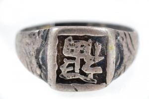 Ezüst (Ag) kínai pecsétgyűrű, jelzés nélkül, törött, kopásnyomokkal, méret: 55, nettó: 2,9 g