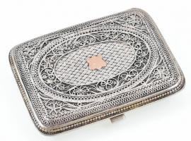 Ezüst(Ag) cigarettatárca, filigrán díszítéssel, jelzés nélkül, 9×7 cm, nettó: 90,82 g