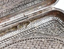 Ezüst(Ag) cigarettatárca, filigrán díszítéssel, jelzés nélkül, 9×7 cm, nettó: 90,82 g