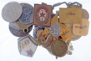 Vegyes 26db-os magyar és túlnyomórészt külföldi jelvény és sportérem tétel T:vegyes