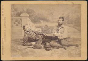 cca 1880 Pihenő vadászok, keményhátú fotó Ciehulsky marosvásárhelyi műterméből, sérült, 11×16 cm