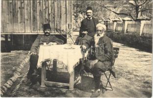 Ada Kaleh, törökök vízipipával, Bego Mustafa / Turkish men with hookah (shisha) (ragazstónyom / gluemark)