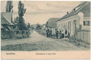 1911 Gyergyóalfalu, Gyóalfalu, Alfalau, Joseni; községháza és Nagy út, csendőrök. Réthy Balázs kiadása, Ruczeszdorfer és Rancz fényképészek fölvétele / street, town hall, gendarmes