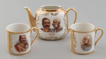 Ferenc József és II. Vilmos képével díszített, I. világháborús emlék porcelán kávés készlet, kiöntő + 2 db csésze. Jelzés nélkül, matricás, kisebb kopásnyomokkal.