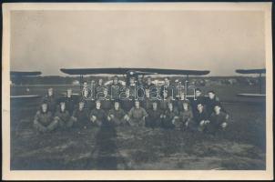 1942 Repülők és pilóták a debreceni Horthy Miklós Repülő Alap repülőterén, fotó, felületén törésnyomok, 11,5×17,5 cm