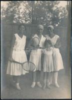 1929 Teniszező hölgyek az FTC teniszpályáján, hátoldalon feliratozott fotó, 18×13 cm