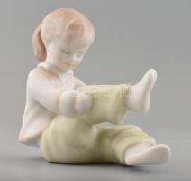 Aquincumi porcelán kislány, kézzel festett, jelzett, apró mázhibákkal, kopásnyomokkal, m: 10 cm, h: 11 cm