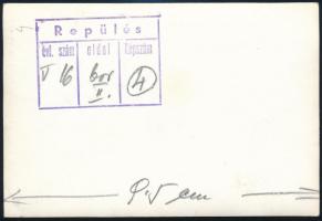 1953 Pilóták megbeszélés motoros repülőgép előtt, fotó, megjelent a Repülés folyóiratban, hátoldalt ...