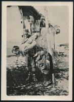 cca 1916 Kegyetlen kínzás az I. világháború idején, későbbi, de még 1945. előtti előhívású fotó, 9×6 cm