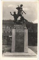 Budapest V. Volt 1. honvéd és 1. népfölkelők gyalogezredének emlékműve a Fővám téren. Márton Ferenc és Siklódy Lőrinc alkotása, Hölzel Gyula felvétele