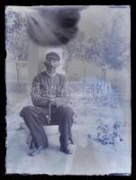 1915 Pipázó férfi, üvegnegatív, 12×9 cm