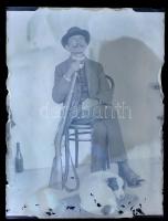 1915 Ülő férfi puskával, üvegnegatív, 12×9 cm
