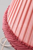 Réz asztali lámpa rózsaszín selyem lámpaernyővel. Jelzés nélkül, működik, kis kopásnyomokkal, m: 40 ...