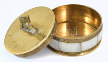 Kis gyöngyház berakásos réz dobozka, figurális dísszel d: 4 cm, m: 3,5 cm