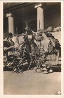 1934 Sárköz, Fonó lányok. Magyar folklór / Hungarian folklore, national costumes of Sárköz (kis szakadás / small tear)