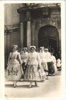 1943 Kalocsai leányok a templomból jövet, magyar folklór / Hungarian folklore from Kalocsa (EK)