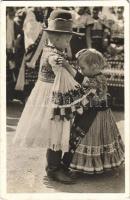 Mezőkövesd, csárdást táncoló matyó gyermekek, magyar folklór / Hungarian folklore from Mezőkövesd (EK)