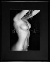 Marácz István (1958-): Esőben III. Professzionális fotópapír, kézi nagyítású, 1/1 nagyítás, bársony ...