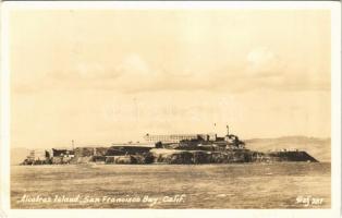 1935 Alcatraz Island, San Francisco Bay (California). Notorious prison, no one escaped alive, shut down in 1963 / Hírhedt börtön, senki sem menekült ki élve, 1963-ban bezárták