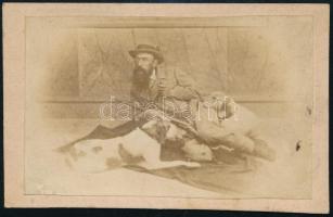 cca 1860-1880 Vadász kutyájával, keményhátú fotó, apró sérüléssel, 9,5x6 cm