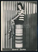 Koncz Zsuzsa (1946-) énekesnő aláírása az őt ábrázoló kép hátoldalán