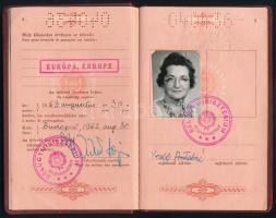 1962 Magyar Köztársaság által kiállított útlevél, olasz vízummal, végén okmánybélyegekkel