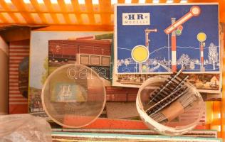 Óriási vasút modell tartozék tétel. Rengeteg épület sín, váltók, növényzet, tereptárgyak terepasztal...