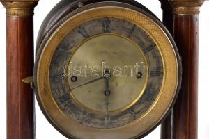 Antik, negyedütős, inga járatos oszlopos asztali óra. XIX. sz. második fele. Intarziás fa test, vése...