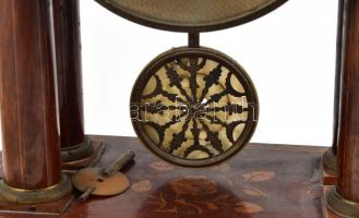 Antik, negyedütős, inga járatos oszlopos asztali óra. XIX. sz. második fele. Intarziás fa test, vése...