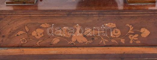 Antik, negyedütős, inga járatos oszlopos asztali óra. XIX. sz. második fele. Intarziás fa test, vése...