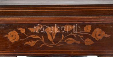 Antik, negyedütős, inga járatos oszlopos asztali óra. XIX. sz. második fele. Intarziás fa test, vése...