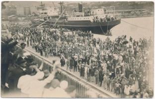 Trieszt, kivándorló hajó a kikötőben / Trieste, Cosulich Line Emigration ship in the port. U. Bianchi photo