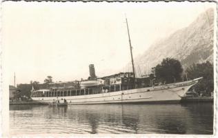 Kotor, Cattaro; SS Strossmayer gőzhajó / steamship. Rudolf Verderber Foto, photo