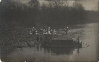 Első világháborús osztrák-magyar katonák a Száván, tutaj és motorcsónak (Smpb Save) / WWI K.u.K. military raft and motorboat on Sava river. photo