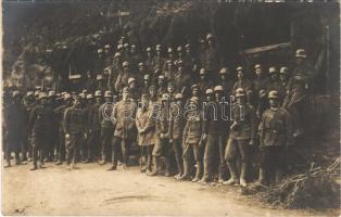 Első világháborús osztrák-magyar katonák az olasz fronton álcázott hegyi állások előtt / WWI K.u.K. military on the Italian front, soldiers in front of camouflaged mountain posts. photo