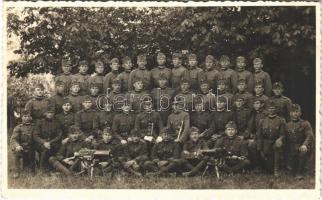 Komárom, Komárnó; Géppuskás katonák kiképzés közben / machine gun unit during training. Lőwy József photo