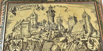 Nagyméretű fém doboz városi látképpel, kopásnymokkal, 41×29×15 cm