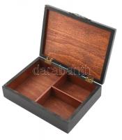 Fa ládika díszes fém rátétekkel. Kicsit vetemedett 18x13x5 cm