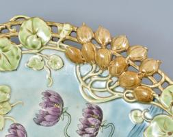 Szecessziós, áttört fajansz fali dísz tál. Kézzel festett, jelzés nélkül, egy minimális lepattanássa...