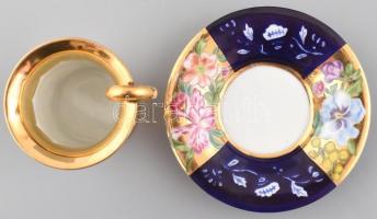 Mokkás csésze aljjal. Müllner A. 1938 jelzéssel egyedi kézi festett, hibátlan. d: 12 cm, m: 9,5 cm