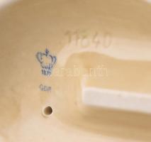 Lippelsdorf GDR porcelán rokokó lovashintó, kézzel festett, jelzett, kis kopásnyomokkal, 16,5x6x16 c...