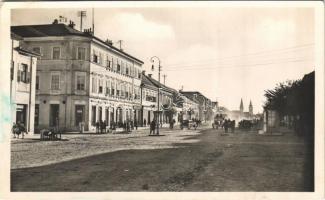 1942 Szászrégen, Reghin; Gróf Teleki Pál utca, Birthler Rádió, üzletek, benzinkút / street, shops, gas station