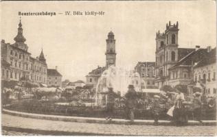 Besztercebánya, Banská Bystrica; IV. Béla király tér, szökőkút, piac. Vasúti levelezőlapárusítás 1025. / square, fountain, market