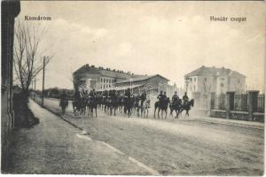 Komárom, Komárnó; Huszár csapat az utcán / hussars on the street