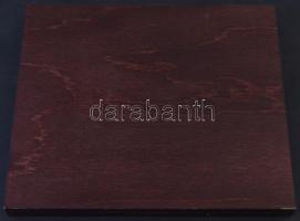 Elegáns, fából készült tárolódoboz 6 férőhellyel (75x75mm) nagyméretű érmék számára, jó állapotban